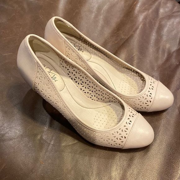 Life Stride Shoes Lifestride Nude Closed Toe Highheels Poshmark